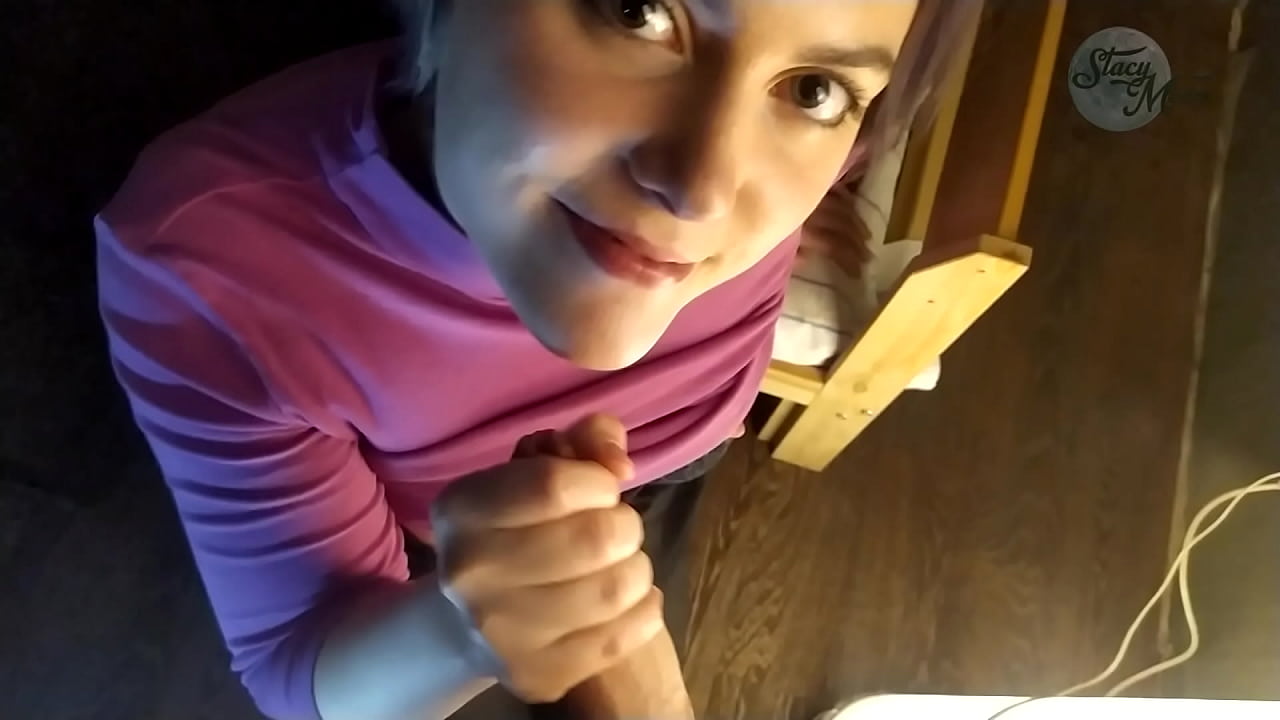 Tipico porno casalingo russo con una trama di cazzo e un buon gulp profondo