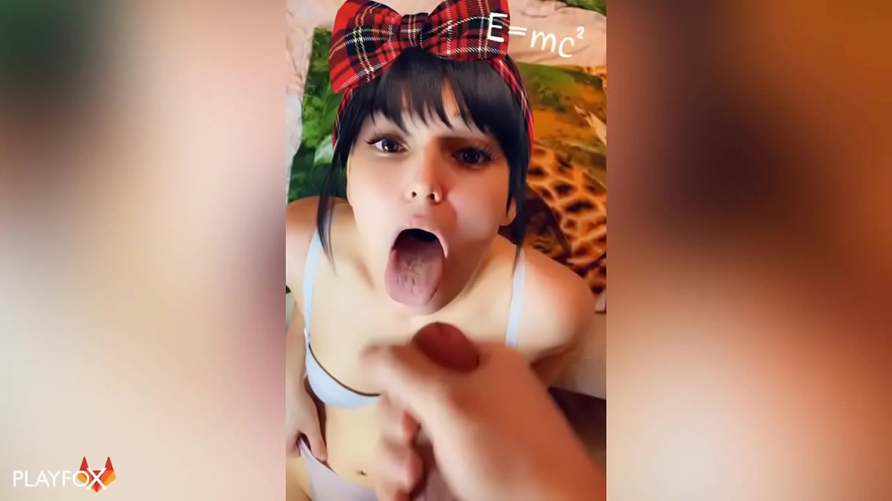 Ragazza del liceo riceve la sua prima sborra in bocca da un compagno di classe