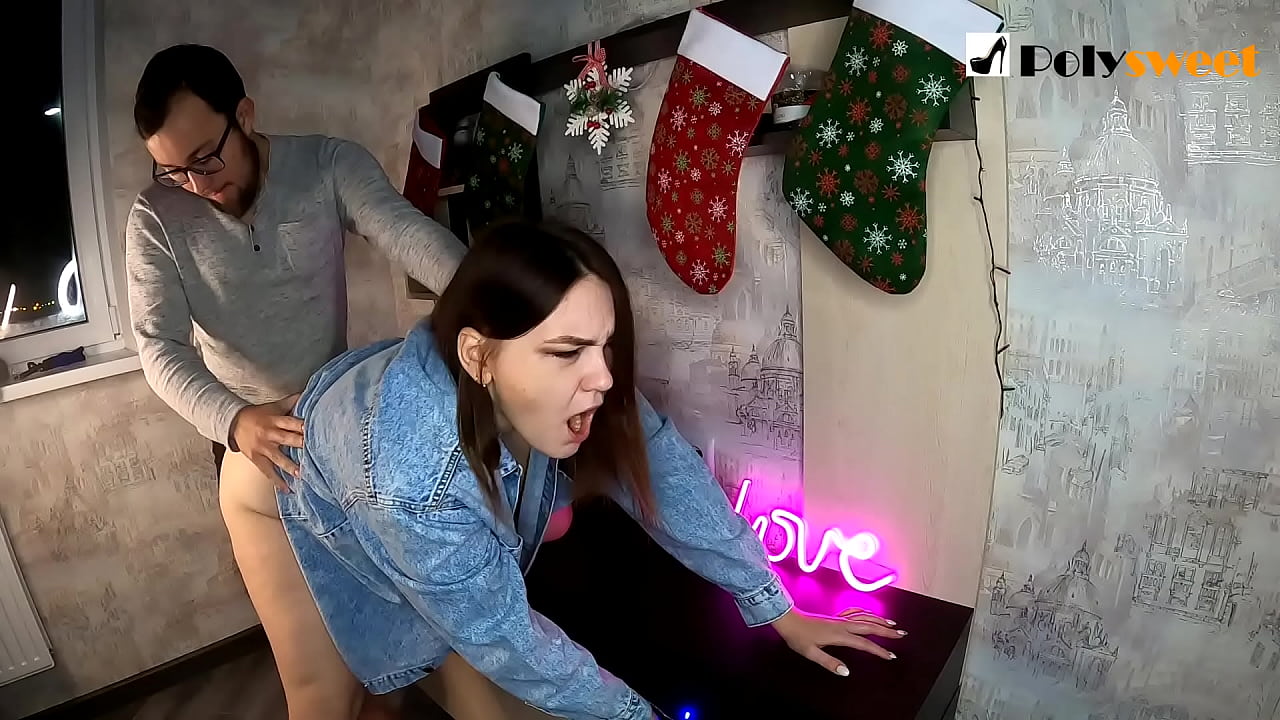 Il ragazzo ha goduto scopando una bella ragazza con una coda di cavallo nel culo con la sua bocca e il suo cazzo