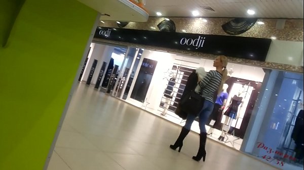 Pulcino figo nel supermercato.