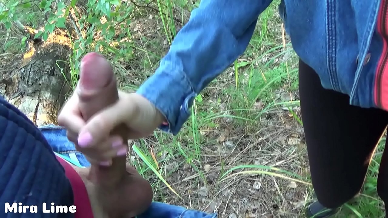 Patrigno e figlia scopano nel bosco mentre la mamma non vede